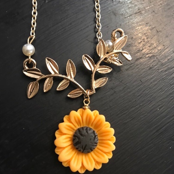 !!LAST ONE!! Sunflower Imitation Pearl Necklace - Picture 3 of 4